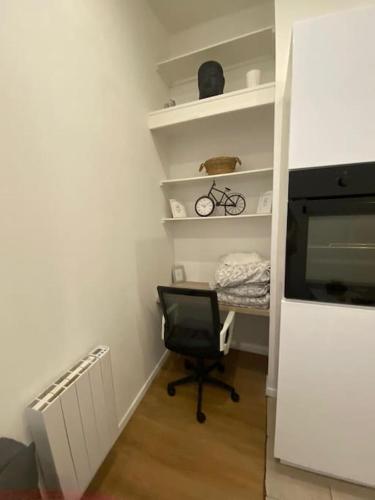 Pokój z biurkiem i krzesłem w pokoju w obiekcie Studio cosy à Dunkerque w mieście Dunkierka