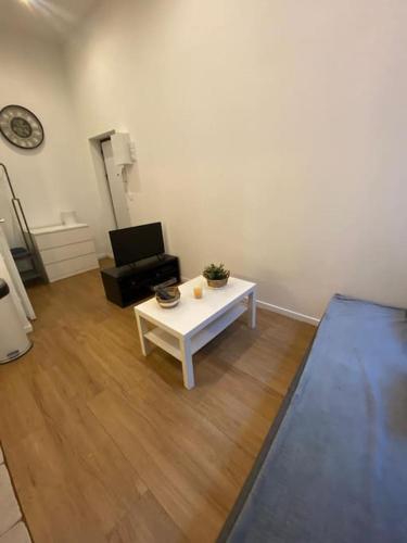 uma sala de estar com uma mesa de centro e um sofá em Studio cosy à Dunkerque em Dunkerque