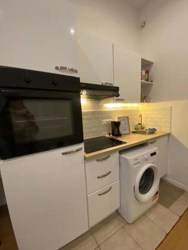 kuchnia z pralką i pralką w obiekcie Studio cosy à Dunkerque w mieście Dunkierka