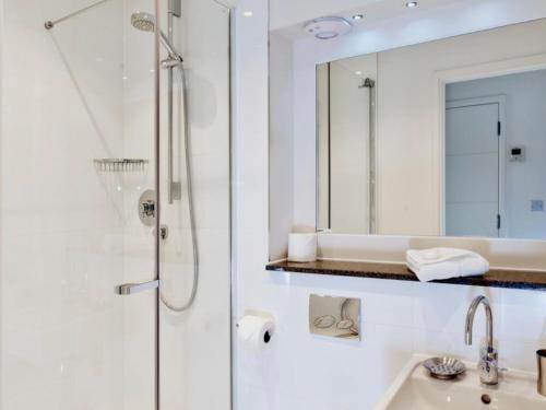 y baño con ducha y lavamanos. en Your Space Apartments - Cambridge Place, en Cambridge