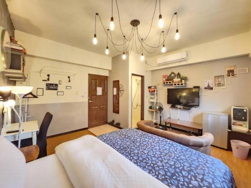 a bedroom with a bed and a tv in it at 一中喵喵 有統編收據 禁菸 非自助 in Taichung