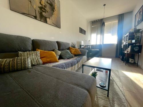 una sala de estar con un sofá y una mesa en La Casa de Ruben, en San Roque