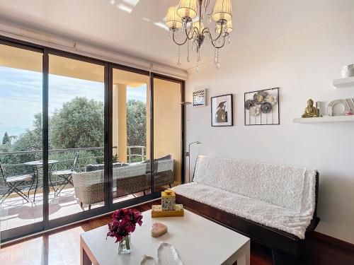 een woonkamer met een bank en een balkon bij Vista Mar by Atlantic Holiday in Caniço