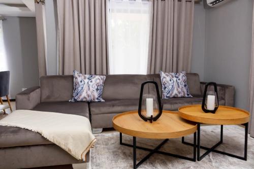 Ruang duduk di Uptown Apartments - Garden Pavillion
