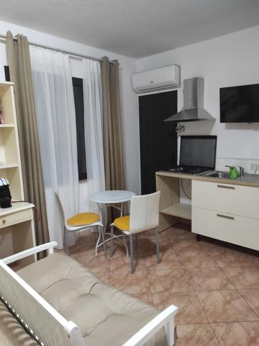 錫尼斯科拉的住宿－MONOLOCALE YELLOW，客房设有一张床、一张桌子和一张桌子。