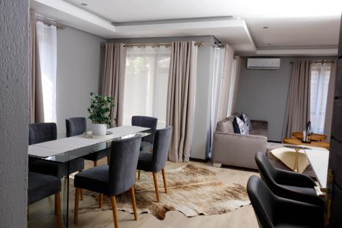 Ruang duduk di Uptown Apartments - Garden Pavillion