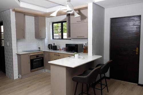 Dapur atau dapur kecil di Uptown Apartments - Garden Pavillion