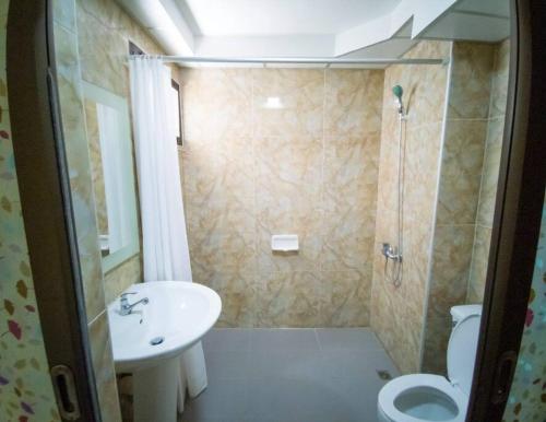 Bathroom sa Omni Suites