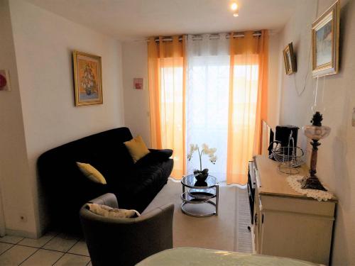 - un salon avec un canapé et une table dans l'établissement Royan - APPARTEMENT au COEUR du CENTRE-VILLE - PLAGE à SEULEMENT 200m, à Royan