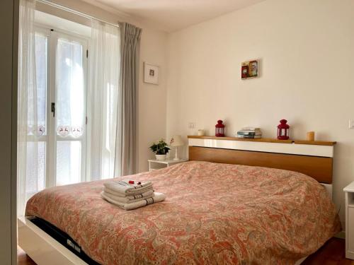 a bedroom with a bed with towels on it at Il nido di Curlo in Chiesa in Valmalenco