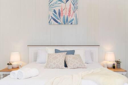 Postel nebo postele na pokoji v ubytování Pet Friendly Family Home In Brisbane - Relocations and Family Stays - Fast Internet - Parking - Netflix