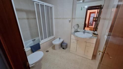 Bathroom sa Piso con terraza en Villagarcia de Arosa