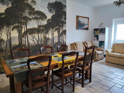 - une salle à manger avec une table et des chaises dans l'établissement Chambres d'Hôtes "Les Hauts Vents", à Saint-Pol-de-Léon