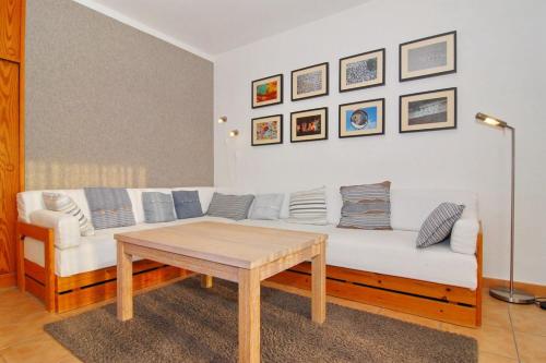 uma sala de estar com um sofá branco e uma mesa em Belvedere, Whg 8 em Westerland