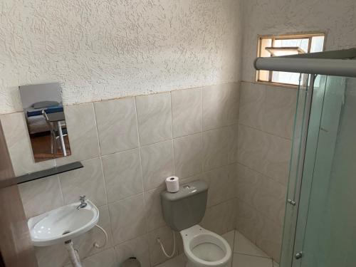 a bathroom with a toilet and a sink at 105 Apartamento exclusivo Wi-Fi in Brasilia