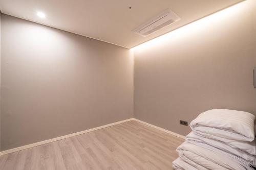 an empty room with a bed in the corner at Chestertons Naksan in Yangyang