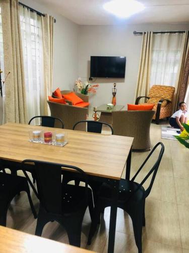 ein Wohnzimmer mit einem Tisch, Stühlen und einem Sofa in der Unterkunft Villa Belle in Port Louis