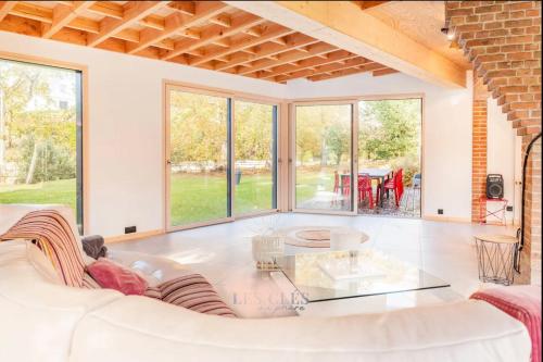 un salon avec un canapé blanc et une table en verre dans l'établissement Villa proche golf du Touquet, à Cucq