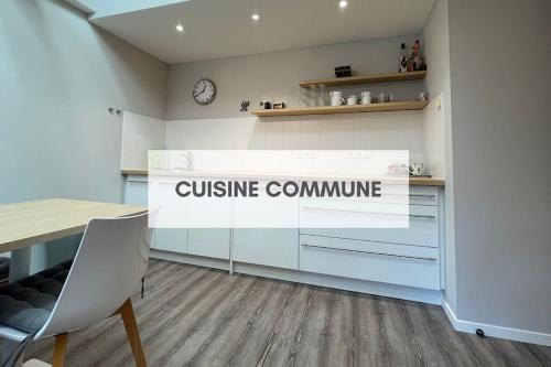 une salle à manger avec une table et un comptoir dans l'établissement La Tanière de l'Ours - L'Alcôve de l'Ours - Chambre cosy 2 pers, à Dambach-la-Ville