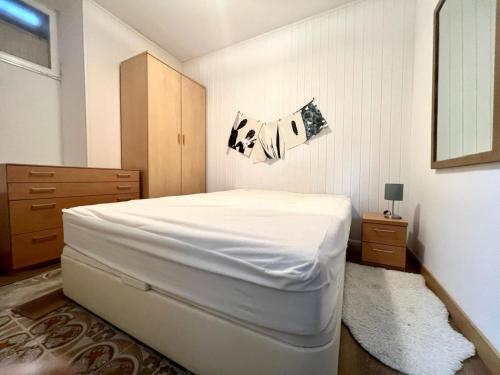 מיטה או מיטות בחדר ב-Piso en Arguelles