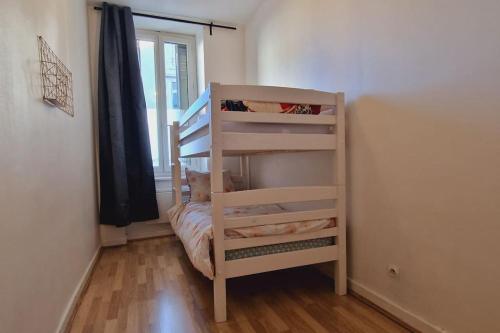 Ein Etagenbett oder Etagenbetten in einem Zimmer der Unterkunft Appartement cosy proche de toutes commodités