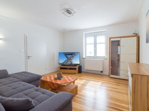 - un salon avec un canapé et une télévision dans l'établissement Ferienwohnung direkt an der Nied, 