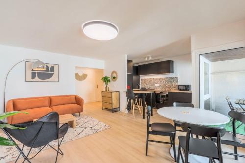 un salon avec un canapé et une table dans l'établissement Spacious apartment with balcony and parking, à La Madeleine