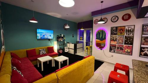 - un salon avec un canapé et une table dans l'établissement Papaya backpacker's, à Dubaï