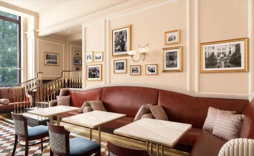 a restaurant with a couch and tables and chairs at VIEW 3 fast WiFi 1Gbs 85'TV AmazonTV HBO Disney+ in Warsaw