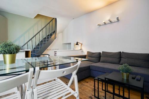 un salon avec un canapé et une table en verre dans l'établissement Grand-place & Vieux-Lille: Equipped duplex, à Lille