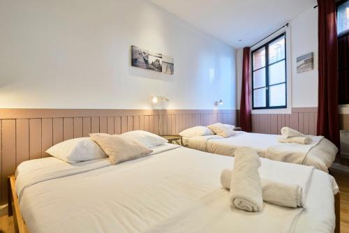 Кровать или кровати в номере Old Lille: charming renovated apartment