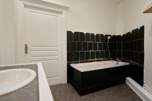 Ванная комната в Old Lille: charming renovated apartment