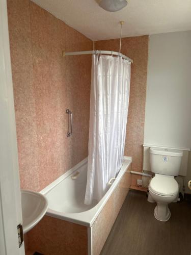 Ett badrum på The Strathmore Hotel