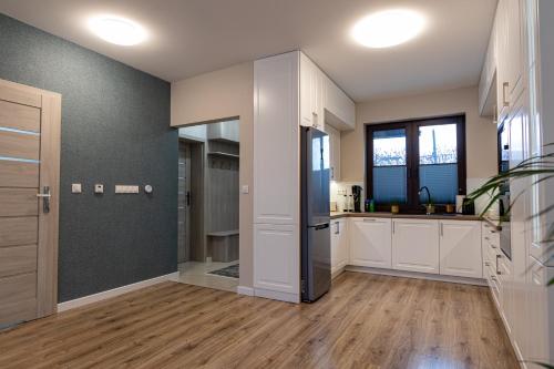 Kuchyň nebo kuchyňský kout v ubytování Prestige House Targi Kielce Cedzyna Zalew