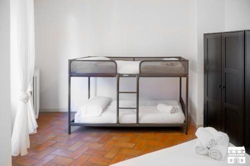 um quarto com um beliche com almofadas brancas em TORRETTA 4 by Design Studio em Bellano
