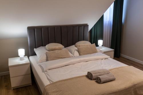 duże łóżko z dwoma poduszkami na górze w obiekcie Prestige House Targi Kielce Cedzyna Zalew w mieście Cedzyna