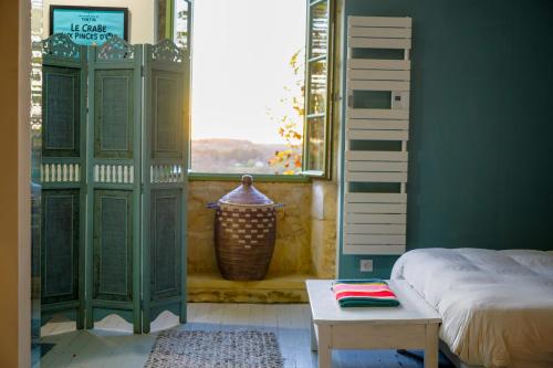 um quarto com uma cama, uma janela e uma mesa em 1 Rue Pasquet Pool Suite with Kitchen em Beaumont-du-Périgord