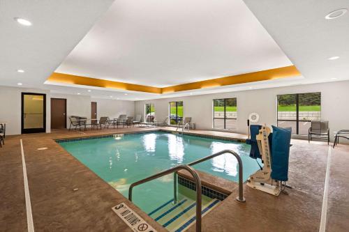 a pool in a hotel room with a hotel at Comfort Suites Hudson I-94 in Hudson