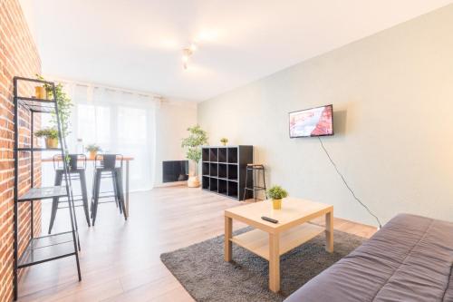 - un salon avec un canapé et une table dans l'établissement Fully-equipped apartment near the center of Lille, à Lille