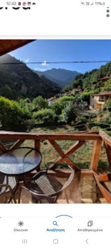 une photo d'une table et de chaises sur un balcon dans l'établissement Ζachlorou Mood, à Kalavrita