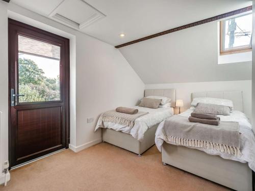 En eller flere senge i et værelse på 2 Bed in Callington 90042