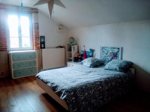 - une chambre avec un lit avec deux oreillers et une fenêtre dans l'établissement Maison proche de la Loire Fourchambault, à Fourchambault