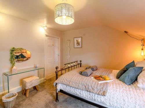 Schlafzimmer mit einem Bett und einem Kronleuchter in der Unterkunft 1 Bed in Scarborough 90911 in Scarborough