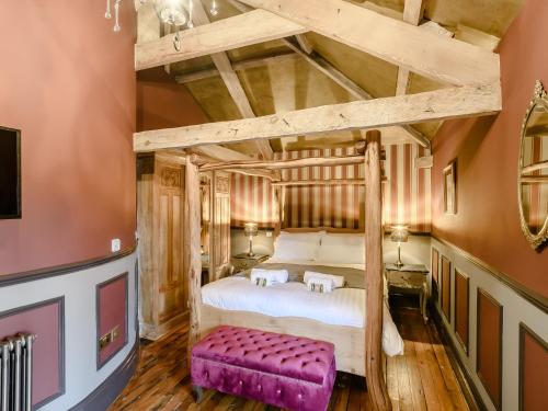 8 Bed in Allendale 90713 في Catton: غرفة نوم مع سرير كبير مع مقعد أرجواني