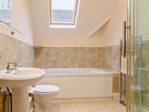 y baño con bañera, lavabo y aseo. en 5 Bed in Glastonbury 91657, en Meare