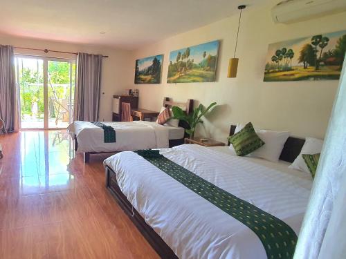 een hotelkamer met 2 bedden in een kamer bij Hak Boutique Residence in Siem Reap