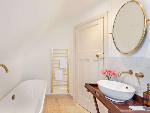 斯托克羅奇福德的住宿－2 Bed in Stoke Rochford 93039，白色的浴室设有水槽和镜子