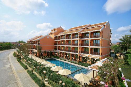 um hotel com piscina em frente a um edifício em Allegro Hoi An . A Little Luxury Hotel & Spa em Hoi An