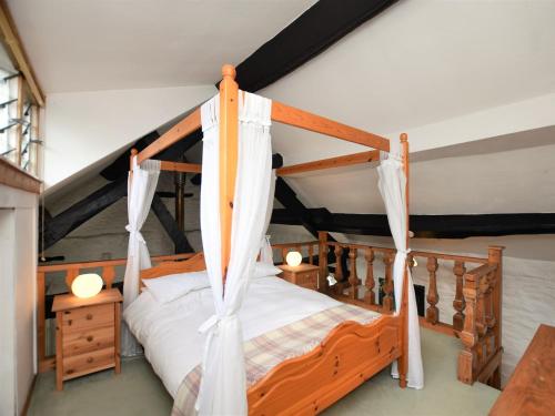 Postel nebo postele na pokoji v ubytování 1 Bed in Machynlleth 93081
