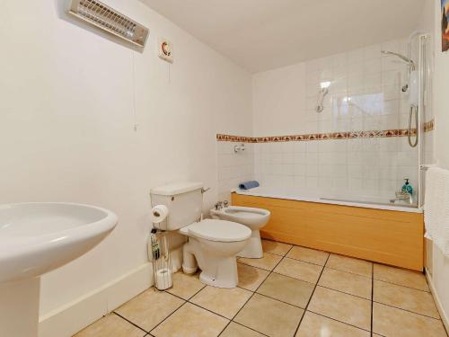 La salle de bains est pourvue de toilettes, d'une baignoire et d'un lavabo. dans l'établissement 1 Bed in Machynlleth 93081, à Cemmaes